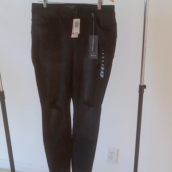 torrid Pants - Bombshell Torrid LYCRA pants